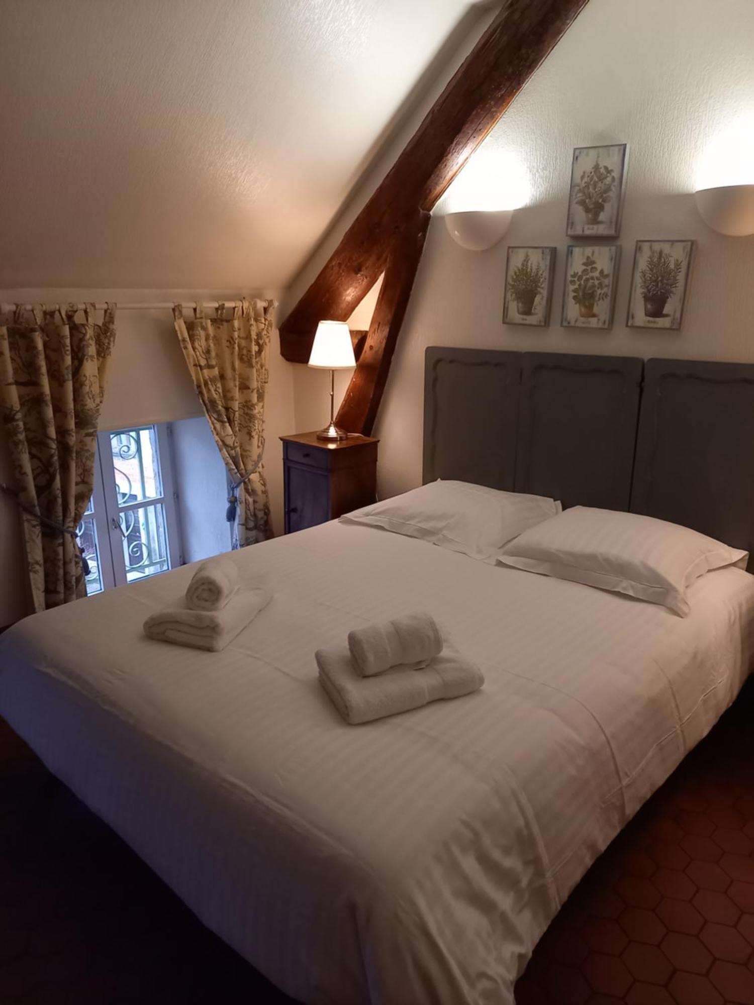 Hotel De La Halle Nolay  Bagian luar foto