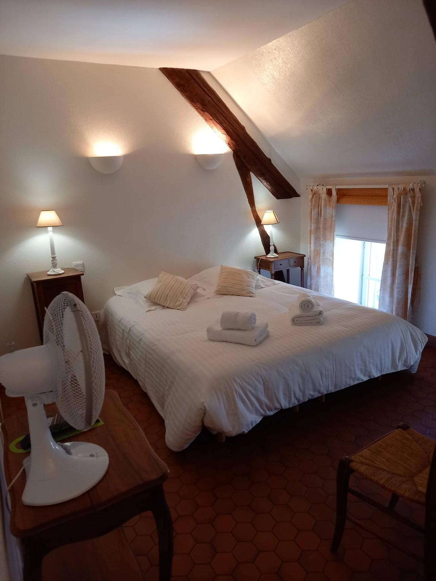 Hotel De La Halle Nolay  Ruang foto