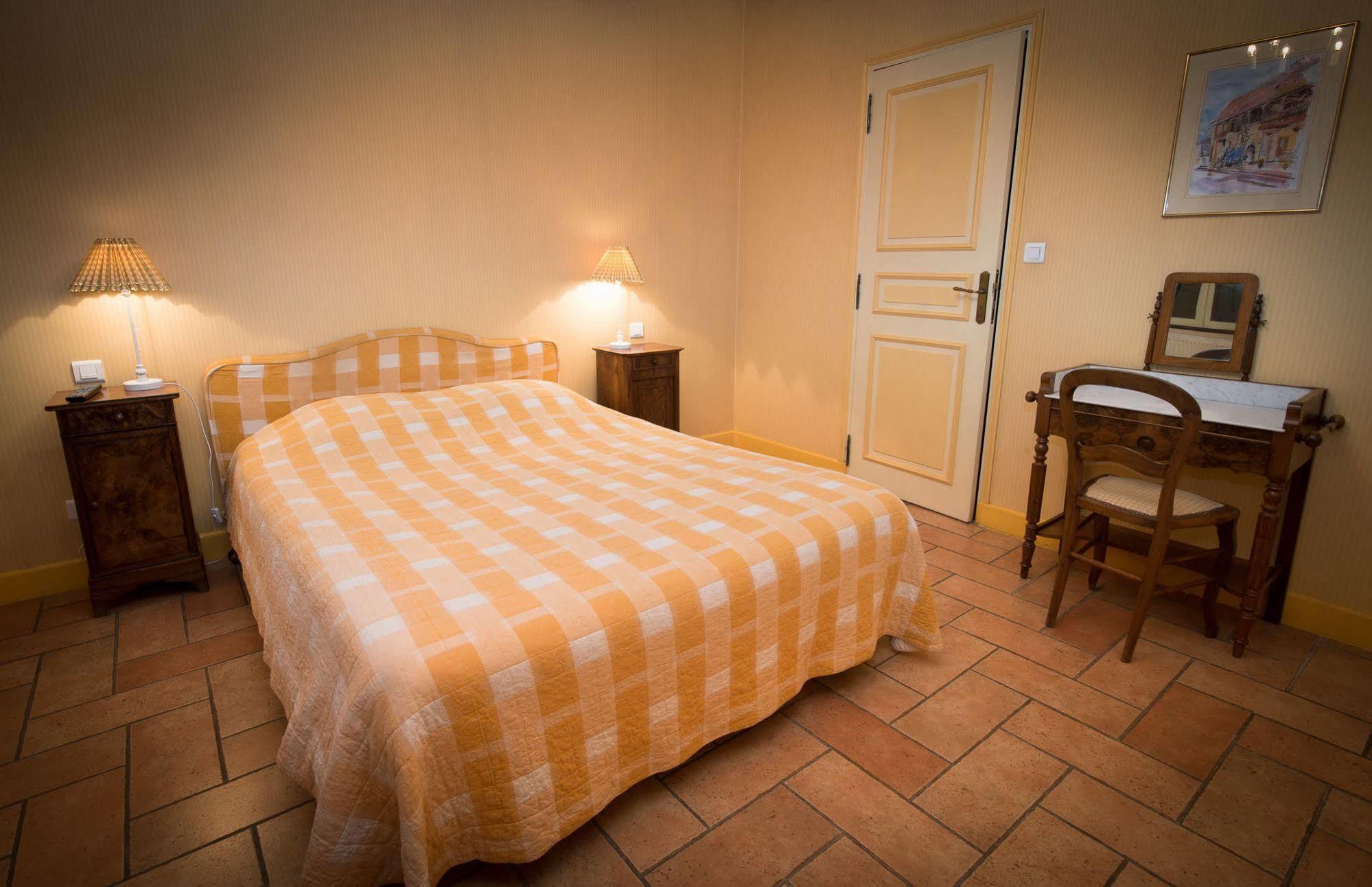 Hotel De La Halle Nolay  Bagian luar foto